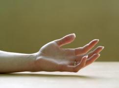 Femeia se întorcea din oraş când a fost atacată pe stradă