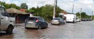 Maşinile înaintează cu greu prin apă