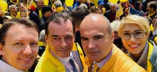 Moţiunea de cenzură, negociată cu liderii altor partide politice.