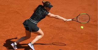 Halep şi-a învins adversara în 45 de minute