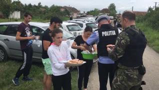 Tineri împart mâncare polițiștilor