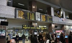 Oameni în sala de așteptare pe Aeroportul Otopeni