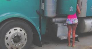 Şofer de camion jefuit de o minoră cu un tupeu fantastic, la Băiculești. Fata i-a luat toţi banii şi alte bunuri personale