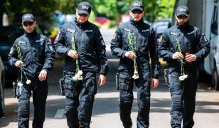 Flori albe pentru poliţistul Cristian Amariei: 'Mergem să-i spunem că l-am prins'