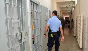 Gardian atacat cu foarfeca şa închisoarea Deva