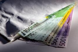 Se caută persoana care a pierdut un plic cu 5.000 de euro într-o toaletă, în timpul vizitei Papei Francisc la Blaj