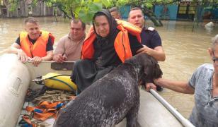 O bătrână şi câinele ei au fost salvaţi de pompieri, în Timiş, după ce apele i-au distrus casa