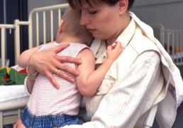 Tată din Arad evacuat din casă după şi-a bătut crunt soţia şi cei trei copii de 2, 4 şi 17 ani