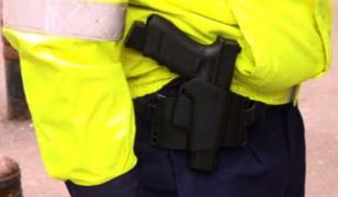 Un poliţist din Harghita a evitat să scoată pistolul, după ce a fost atacat cu toporul