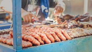 Magazin tradiţional românesc vizitat de autorităţile italiene, care au confiscat cârnaţii, şunca şi coastele de porc