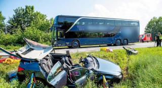 Cel puţin 25 de răniţi, majoritatea minori, după ce un autocar cu turişti şi o maşină s-au ciocnit