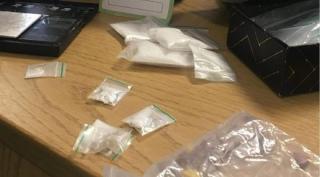 Poliţiştii urmează să-l caute pe traficant la domiciliu