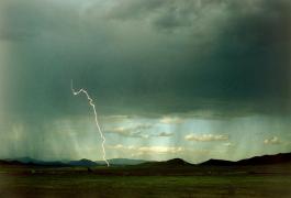 O femeie a murit lovită de fulger în timp ce mergea pe munte