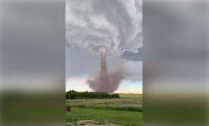Tornadă uriaşă, oamenii au fost avertizaţi să nu iasă din case. Vârtejul imens a lovit în Dakota de Sud (Video)