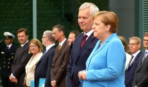 Angela Merkel, surprinsă în timp ce tremura puternic