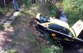 Taximetrist în stare gravă, după ce a plonjat cu clientul în mașină, într-o râpă (Video)