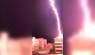 Momentul în care un fulger loveşte un bloc din Salonic, în Grecia