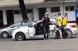 Un biciclist a fost snopit în bătaie de şoferul unui BMW