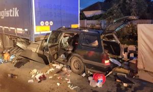 Maşină zdrobită sub TIR la Filiaşi, după ce şoferul ar fi adormit la volan. Doi adolescenţi au ajuns la spital (Video)