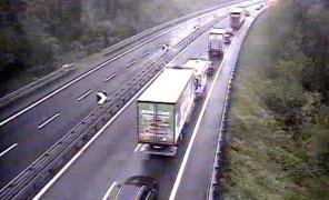 TIR-uri și mașini în coloană pe Autostrada A10 din Italia