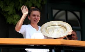 Simona Halep arată fanilor trofeul de la Wimbledon