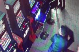 Un tânăr din Arad pierde toţi banii la păcănele, pleacă furios, se întoarce cu toporul şi face ravagii în sala de jocuri