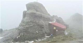 Ninge viscolit la munte. Iarnă în Bucegi, pe Vârful Omu sunt zero grade Celsius (Video)