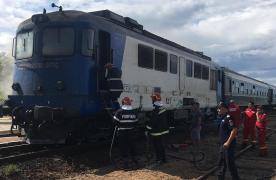 Locomotiva trenului de persoane staționată în Halta Ionești din Vâlcea