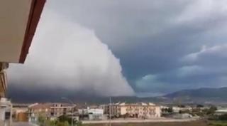 Momentul în care un nor uriaş acoperă rapid un oraş întreg