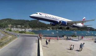 Imagini terifiante cu turişti care îşi fac selfie pe aeroportul Skiathos