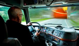 Şofer român pus să plătească motorina, după o cursă de peste 8000 km