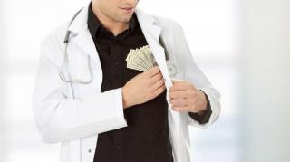 Falşi pacienţi umblă prin spitale ca să prindă medicii şpăgari. Operaţiunea sub acoperire a ministrului Sănătăţii dă rezultate