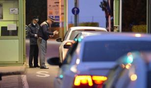 Poliţişti de frontieră din Vama Giurgiu, suspectaţi că luau mită de la şoferi
