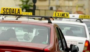 Instructor auto din Olt, prins băut la volan