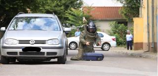 Trecătorii au considerat că geanta a fost lăsată suspect de aproape de o maşină