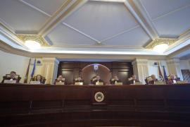 CCR a respins propunerile legislative de revizuire a Constituţiei, motivând că interzicerea amnistiei şi graţierii pentru fapte de corupţie este neconstituţională