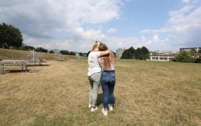 Fata agresată împreună cu mama ei