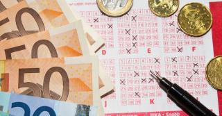 Euro și bilet câștigător la loterie