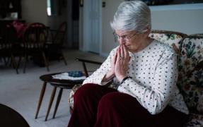 Cu gândul la 200 de lei gratis, o bătrână a rămas fără 10.000 de lei, toată agoniseala de-o viaţă