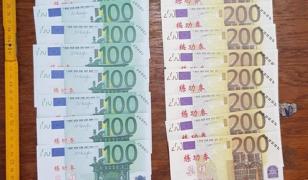 Avere de mii de euro şi dolari tipăriţi în chineză, confiscată de la un bărbat din Harghita, care le dădea cadou şi prietenilor