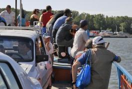 Un bărbat s-a înecat după ce s-a aruncat în Dunăre, în timpul traversării cu bacul