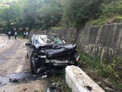 Teribilismul unui tânăr băut, fără permis şi cu o minoră în maşină, s-a terminat într-un perete de stâncă