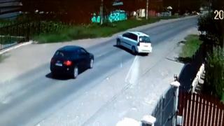 Accident cumplit filmat de o cameră de supraveghere la Chintinici, Roznov, judeţul Neamţ