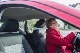 O şoferiţă de aproape 80 de ani, beată, a lovit două maşini, la Reghin