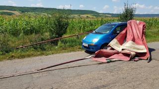 Soţia unui şofer din Vaslui, salvată de la decapitare de un sms, după ce s-a aplecat spre telefon