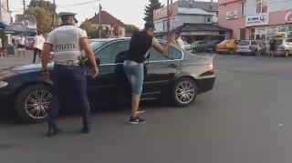 Tatăl copilului lovește mașina cu un levier