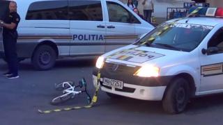 Copil pe bicicletă, lovit de un echipaj de poliţie în misiune. Micuţul a ieşit dintre blocuri direct în faţa maşinii (Video)