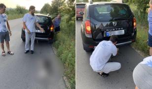 Un preot din Moldova a legat un câine cu lanţul de maşină şi l-a târât pe asfalt