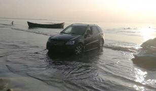 Şofer cu Mercedes blocat în mare, în Mamaia