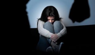 Fata din Braşov a fost bătută de iubit şi apoi lăsată să moară